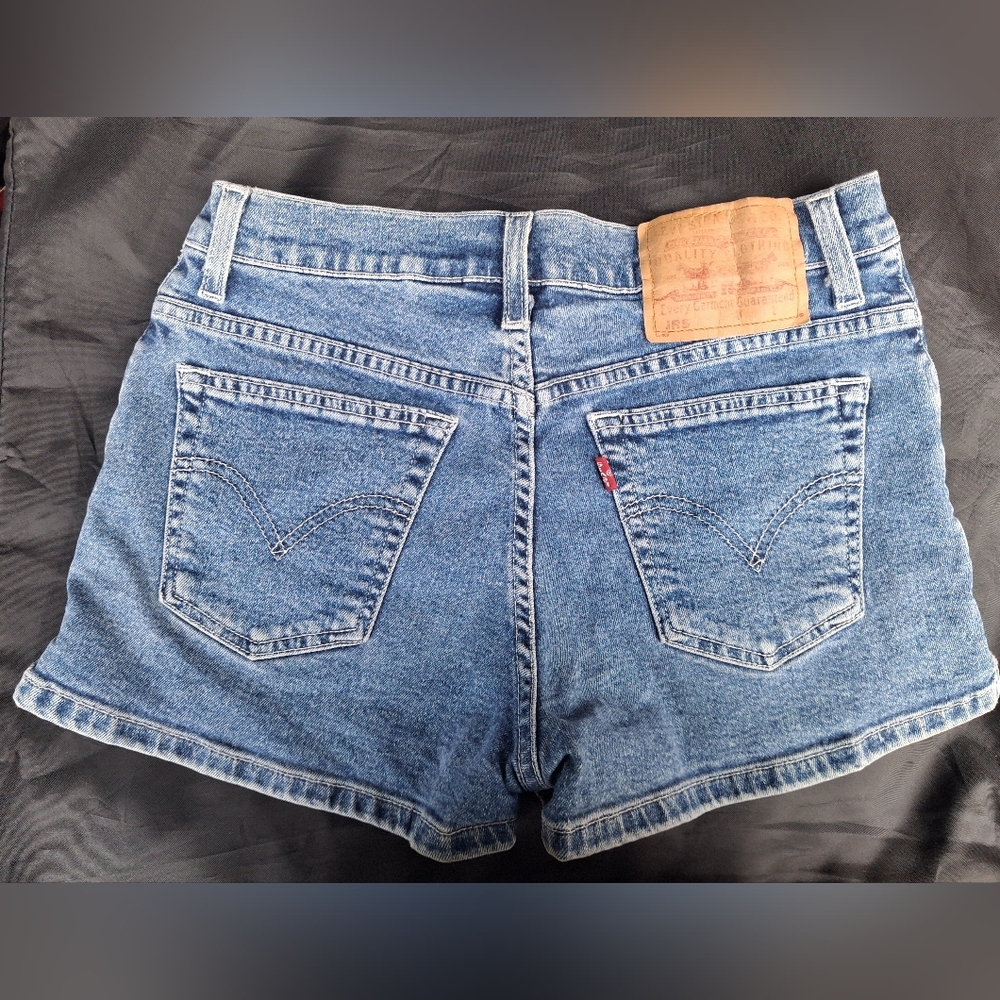 Levi's 5 Pocket Style Stretchy Blue Jean Shorts in JUNIORS Blue Jeans Size 7